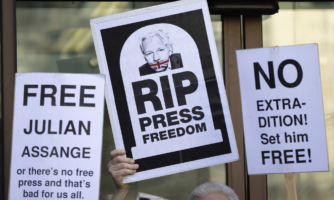 Bretland/Bandaríkin: Fjölmiðlafrelsi í hættu á heimsvísu verði Julian Assange framseldur
