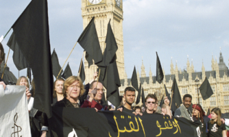 Bretland: Fella þarf niður ákærur á hendur friðsömum mótmælendum 