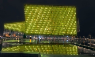 Byggingar lýstar upp til að minna á Þitt nafn bjargar lífi